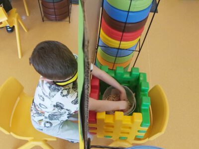 VEIKLA „POJŪČIŲ DĖŽĖ“ – MOKOMĖS JAUSDAMI IR ATRASDAMI